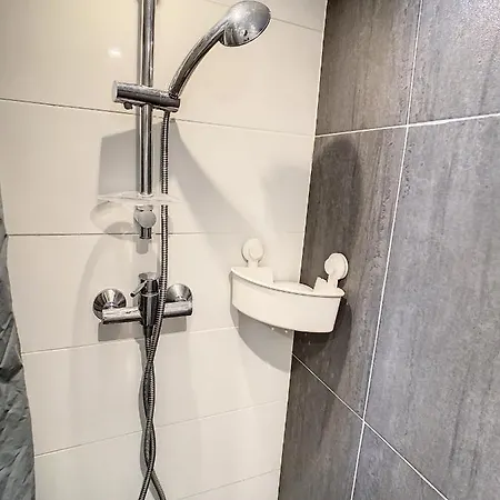 T1 Centre Ville, Vieil Antibes, Port, Gare Et Plage 4pers Apartment